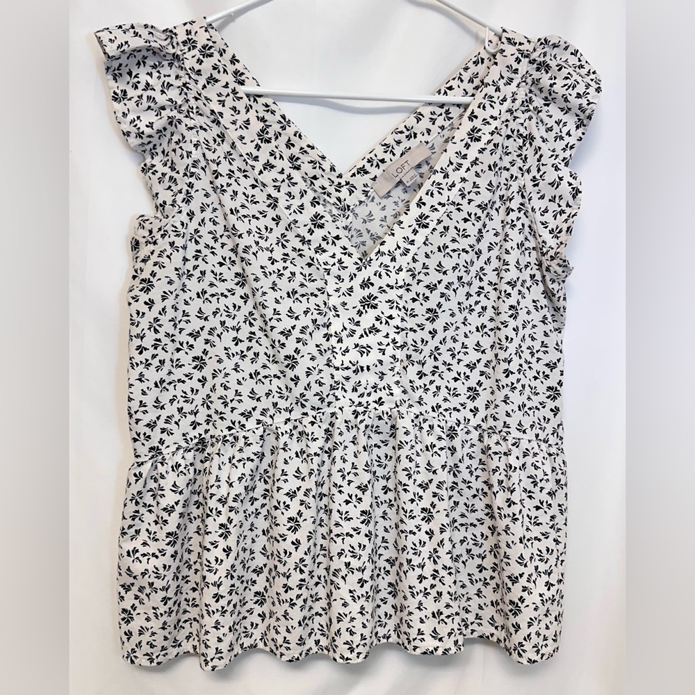 LOFT Black & White Floral V-Neck Ruffle Sleeve Peplum Top